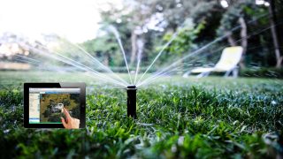 ثورة خضراء بأنامل ريفية.. شابة من تمسمان تبتكر نظاماً ذكياً لتوفير مياه السقي