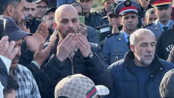 نظرة وداع تحت الحراسة: محمد حاكي يودع والده بالحسيمة في مشهد يختزل مأساة عائلات معتقلي الحراك