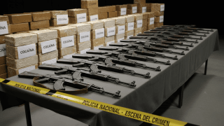 الشرطة الإسبانية تصادر 19 بندقية كلاشينكوف وطنًا من الكوكايين في عملية مزدوجة