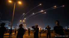 100 صاروخ تزلزل الكيان.. انهيار وهم تدمير ترسانة المقاومة