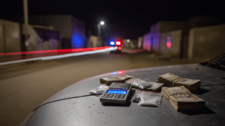 ضربة أمنية بإمزورن.. الإطاحة بشبكة لترويج “السموم البيضاء” وحجز مبالغ مهمة