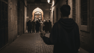 مفارقة مانريسا الموجعة: آباء في المحراب.. وأبناء في العراء يرجمون الهوية