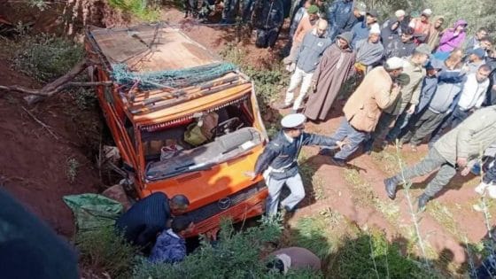 فاجعة تهز أزيلال.. انقلاب سيارة ركاب يخلف ضحايا وعشرات الجرحى بدمنات