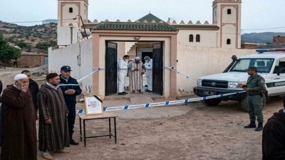 صورة من داخل احد المساجد المغربية جرى فيها اعتداء على الإمام بواسطة السلاح الابيض