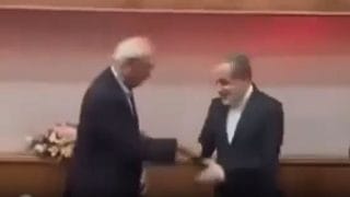 عراقجي يقبل يد أستاذه