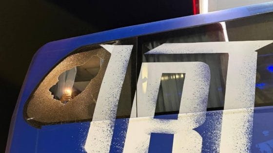 اتحاد طنجة يستنكر رشق حافلته بالحجارة وإصابة طاقمه