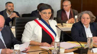 إيمان سويد: قصة مهاجرة تونسية تتربع على عرش بلدية أورلي للمرة الثانية