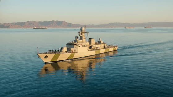 مضيق هرمز: إيران تفرض قيودًا جديدة على الملاحة وتربطها بالتصعيد الأمريكي-الإسرائيلي