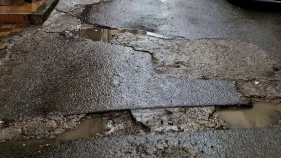 الحسيمة بين صورة الجوهرة وواقع الطرقات: شوارع مهترئة وساكنة تطالب بوقف سياسة الصمت