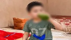 طفل لا يتجاوز السبع سنوات يُجبر على شرب الخمر وسط ضحكات… جريمة تستوجب المحاسبة الفورية