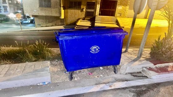 حاويات النفايات تسرق أرصفة الحسيمة وتدفع السكان إلى الشارع: من يحمي حق المشاة؟
