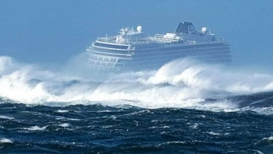 تعليق الملاحة البحرية بمضيق جبل طارق إثر عواصف طنجة اليوم