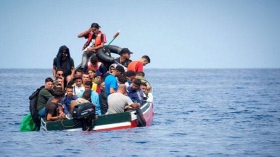 تفاصيل إنقاذ 35 مهاجراً مغربياً بينهم نساء وقاصرون بميناء قادس