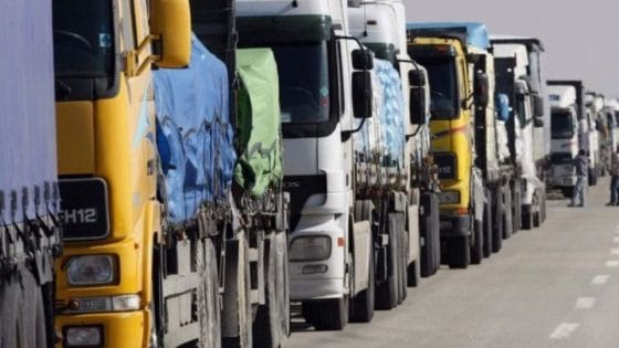 قطاع نقل البضائع بالمغرب يلوح بإضراب وطني جراء ارتفاع أسعار الوقود